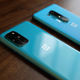 En primer plano, el OnePlus 8T. Al fondo, el OnePlus 8 Pro.